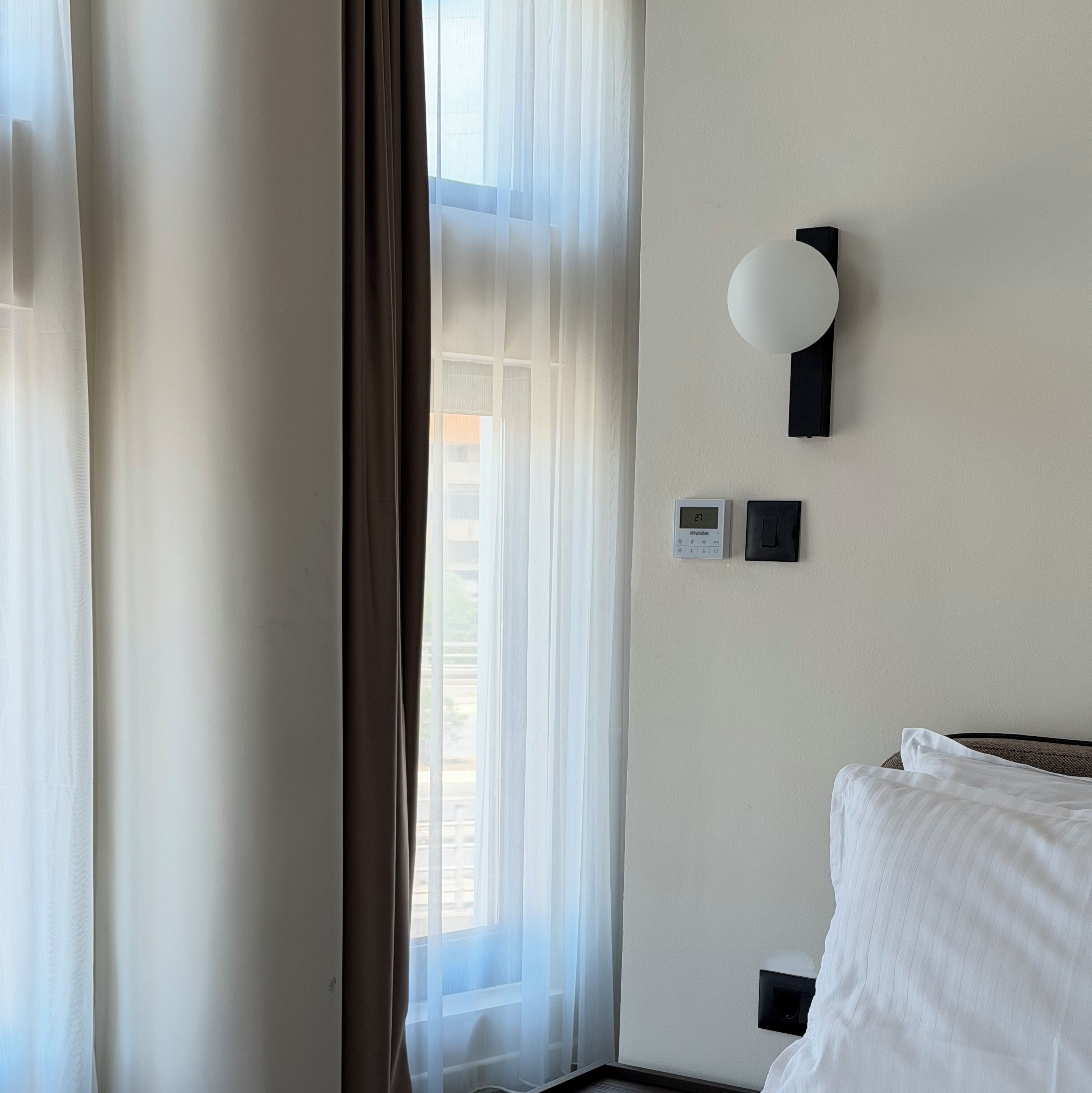 ميني بار وخزنة داخل الغرفة ومكتب وستائر تعتيم