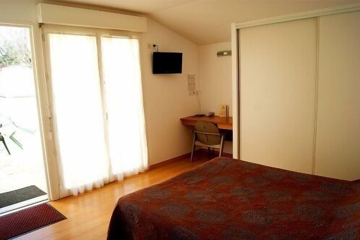 Single Room | Desk, cribs (free), WiFi (free), individually decorated