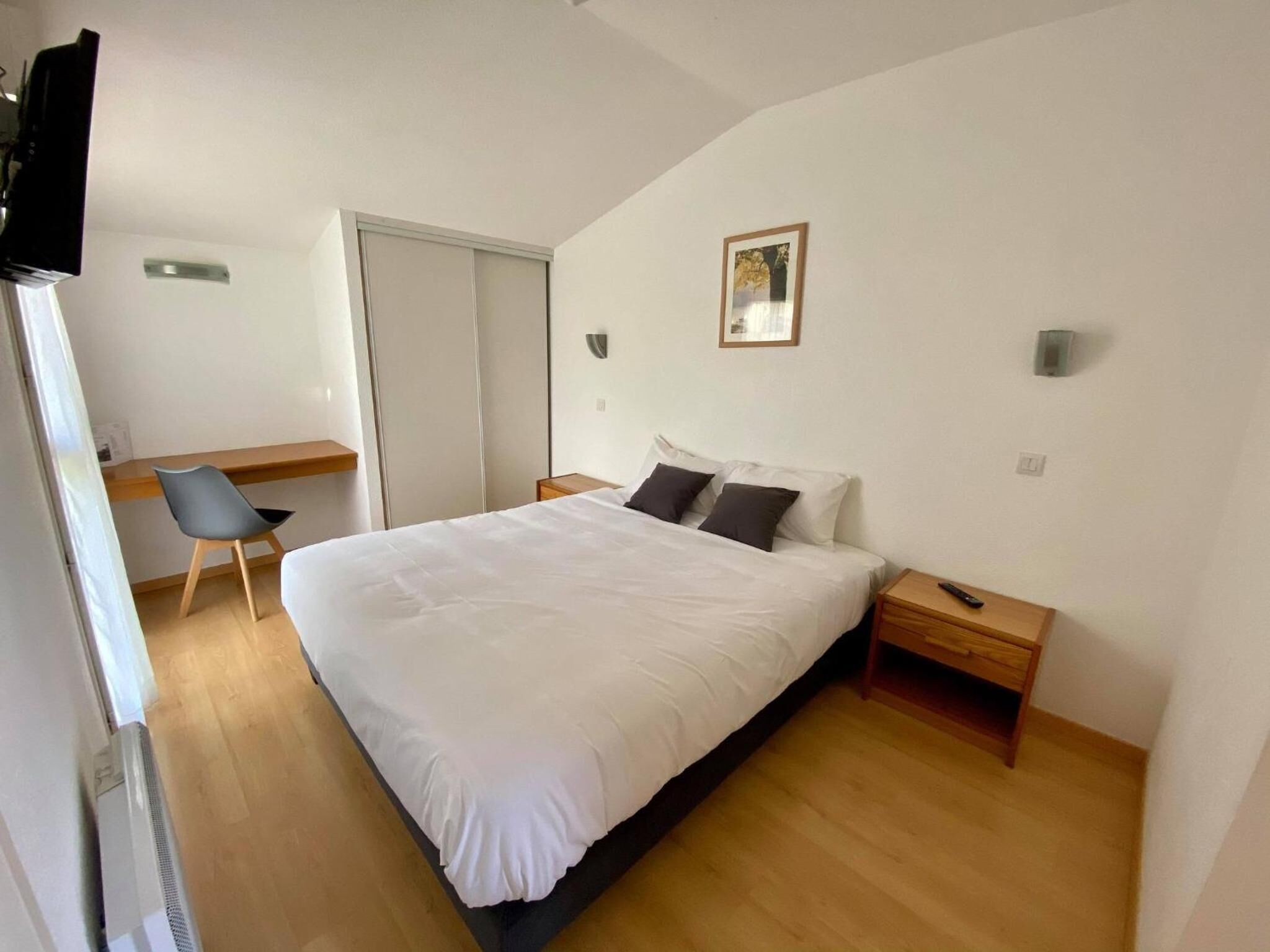 Individually decorated, desk, free cribs/infant beds, free WiFi