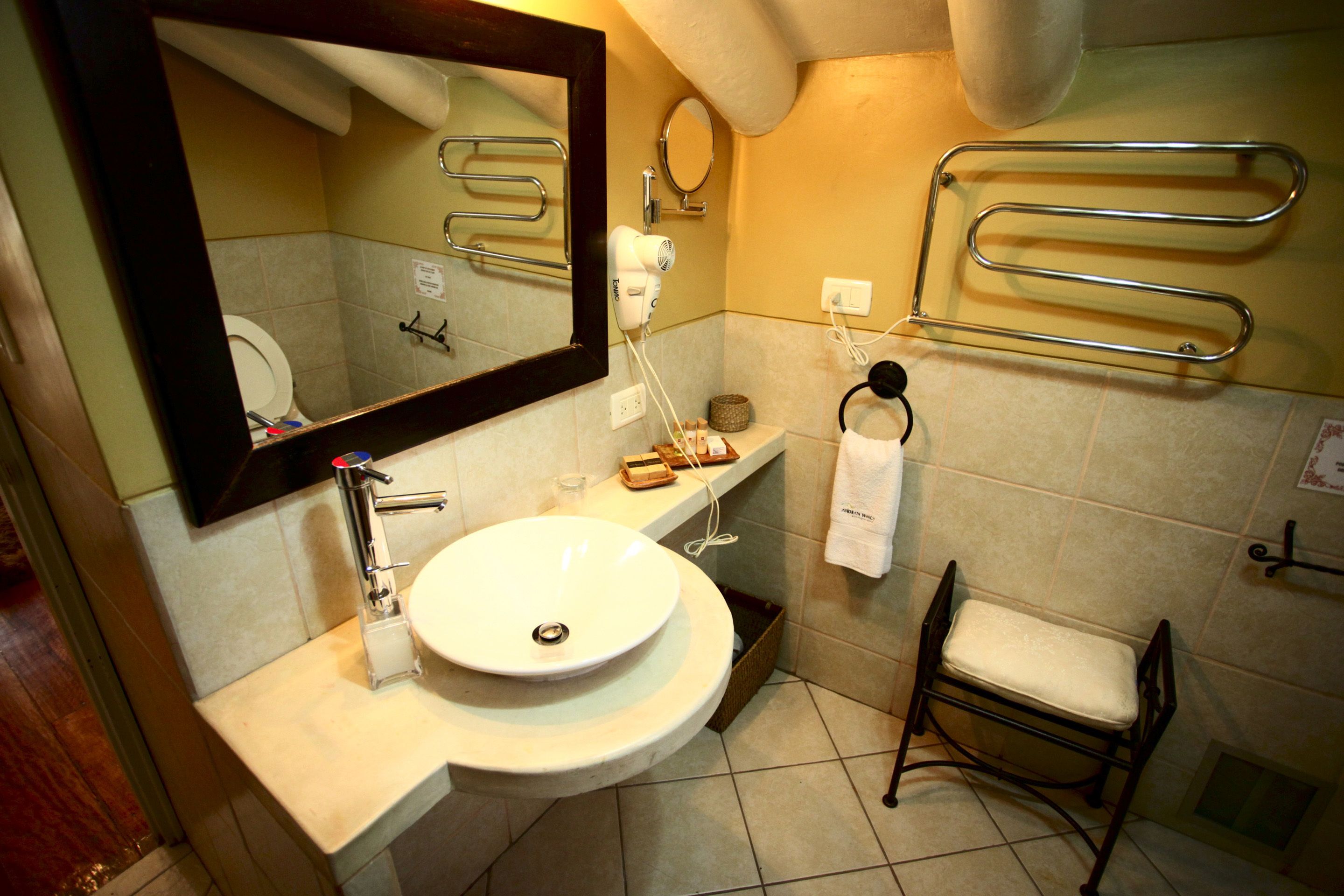 premium suite, 1 king bed, jetted tub | bathroom | shower, rainfall showerhead, free toiletries, hair dryer