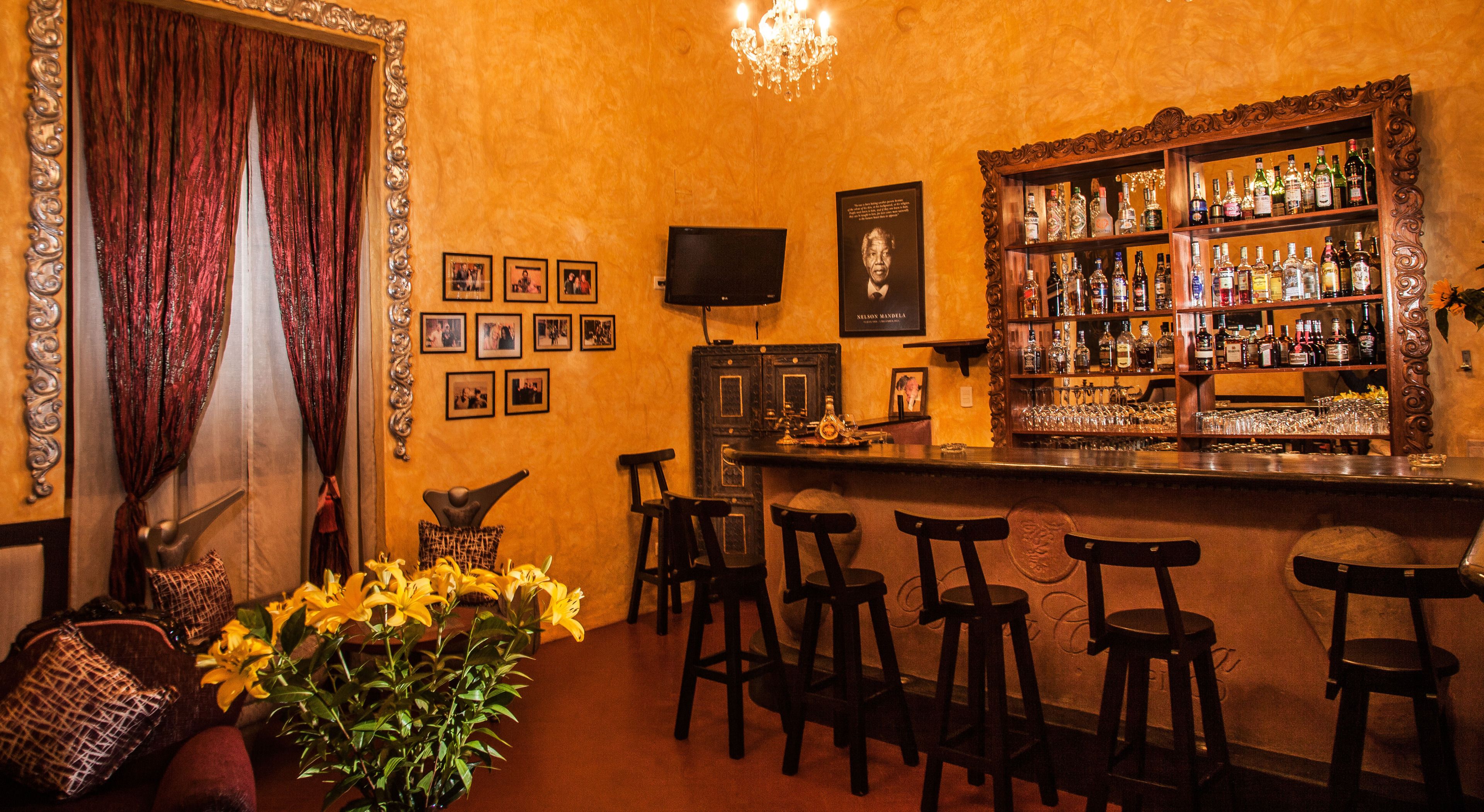 serves breakfast, lunch and dinner