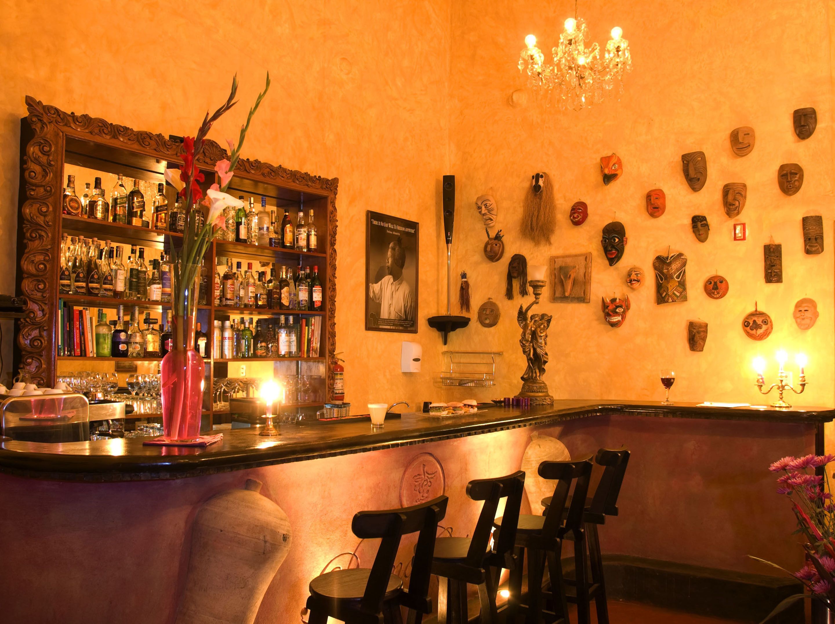 serves breakfast, lunch and dinner