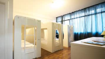 One Bed in a Dorm Room for 6 people | Escritorio, cortinas blackout y insonorización