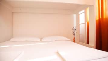 Escritorio, cortinas opacas, sistema de insonorización