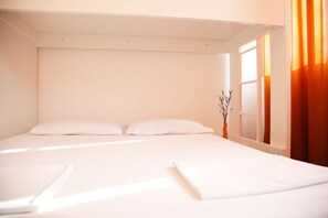 Desk, blackout drapes, soundproofing, iron/ironing board - Funk Lounge Hostel (Zagreb)
