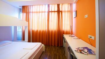 Escritorio, cortinas blackout y insonorización