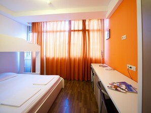 Bureau, rideaux occultants, chambres insonorisées