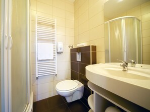 Douche, sèche-cheveux, serviettes fournies