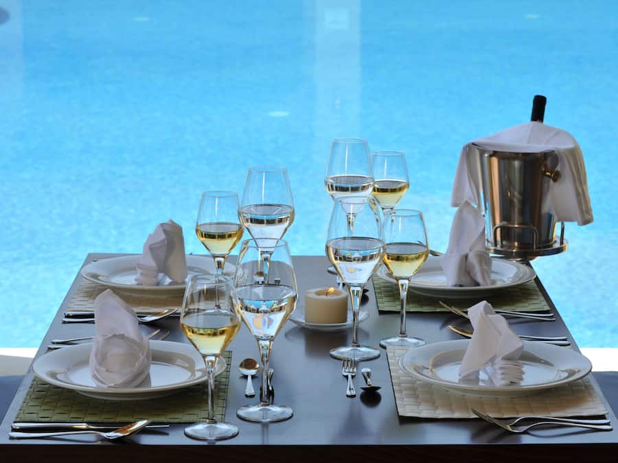 2 restaurantes, com serviço de almoço e jantar; culinária grega