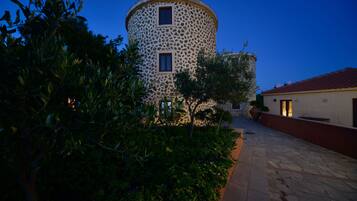 أسرّة بإسفنج يتكيف مع شكل الجسم وخزنة داخل الغرفة ومكتب