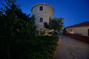 Matelas mémoire de forme, coffres-forts dans les chambres, bureau