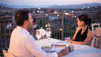2 restaurants, servant le dîner, le souper et le brunch; cuisine grecque