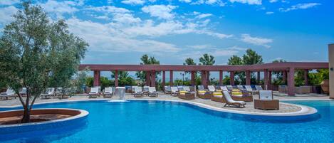 Seasonal outdoor pool, open 8:00 AM to 8:00 PM, pool umbrellas