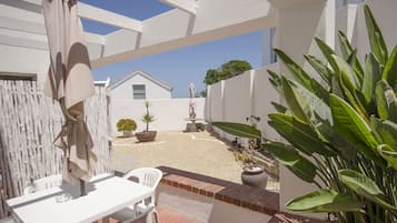 Habitación con 1 cama doble o 2 individuales | Terraza o patio