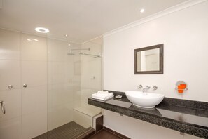 Double Room | Bathroom | Shower, hair dryer, towels, soap - Small Bay Guest House (Cape Town)