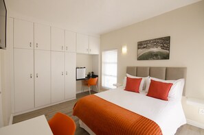 Double Room | 1 bedroom, desk, laptop workspace, iron/ironing board - Small Bay Guest House (Cape Town)