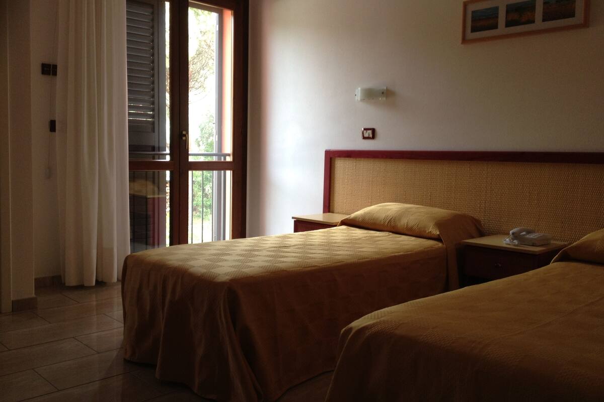 classic double room | minibar, in-room safe, desk, soundproofing