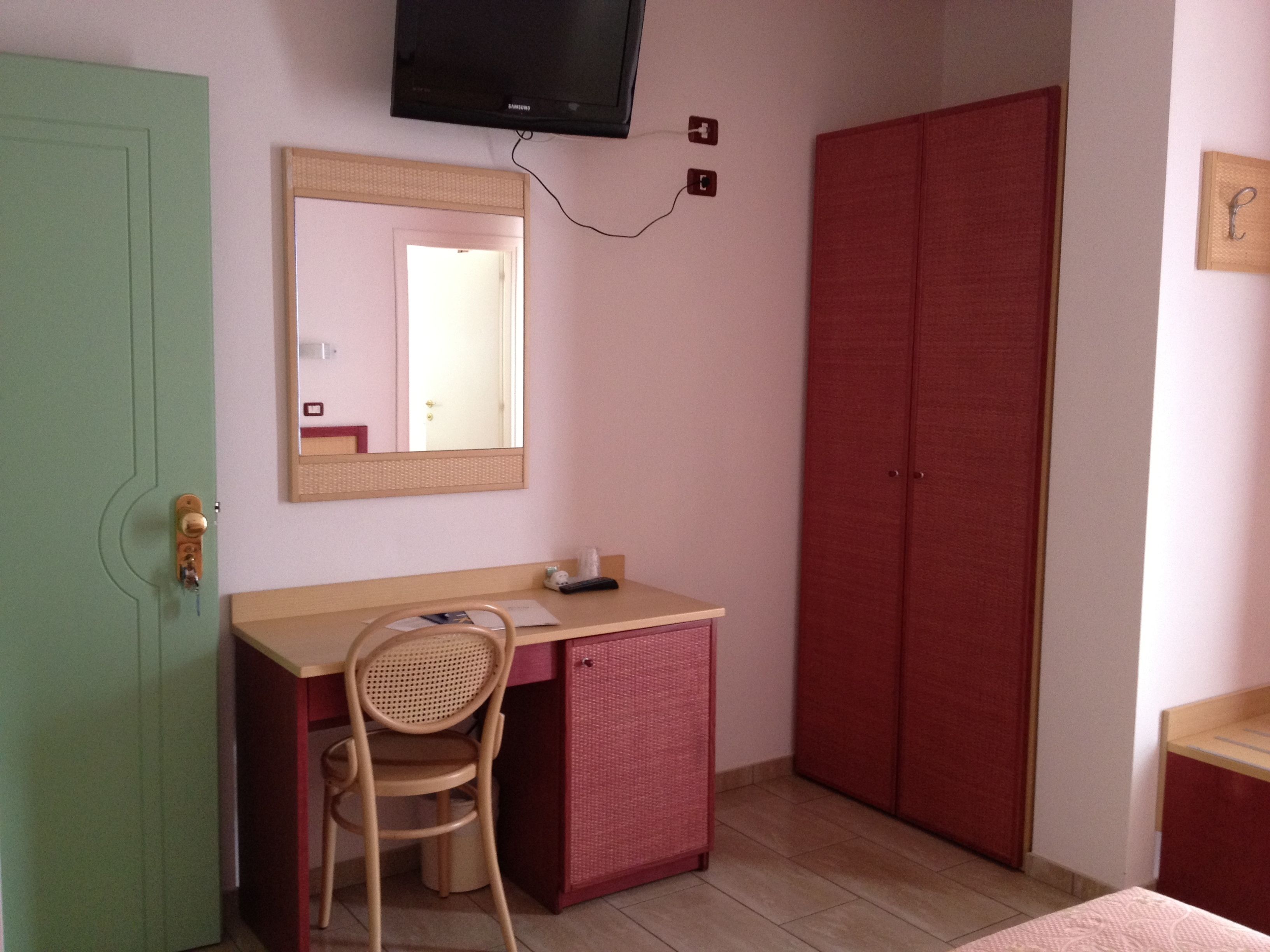 classic double room | minibar, in-room safe, desk, soundproofing