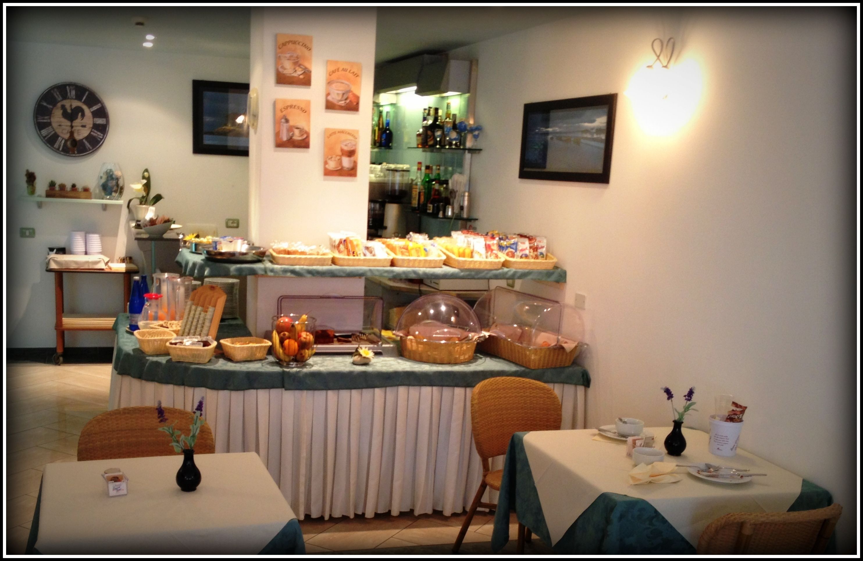 En buffet med forskellige retter og et ur på væggen.