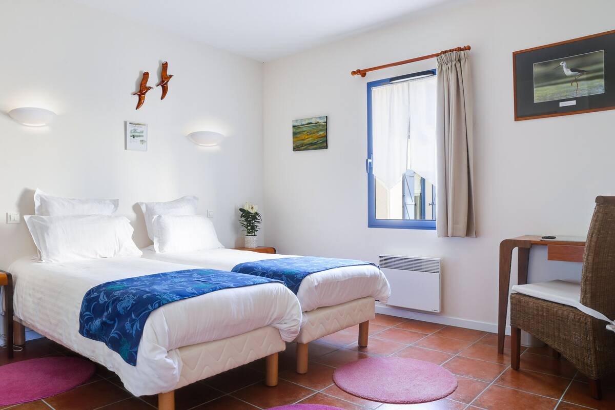Standard Room, 2 Twin Beds | Desk, WiFi (free)