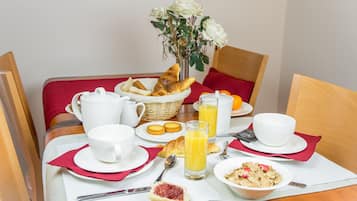 Petit déjeuner buffet (9 EUR par personne)