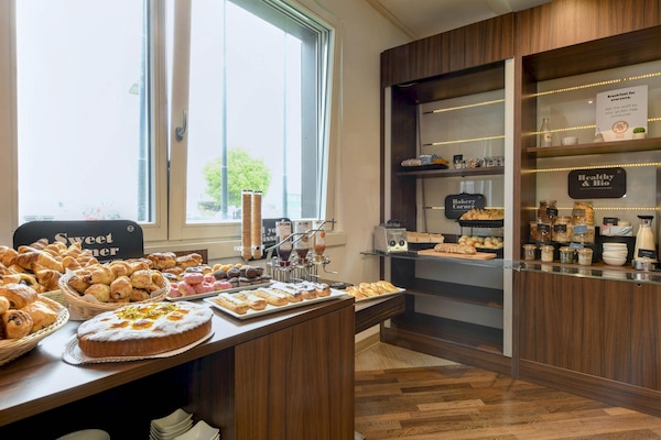 Tägliches Frühstücksbuffet (9.50 EUR pro Person)