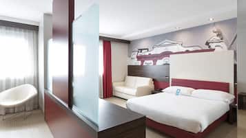 ألحفة محشوة بالريش وأسرّة سليكت كومفورت وخزنة داخل الغرفة ومكتب