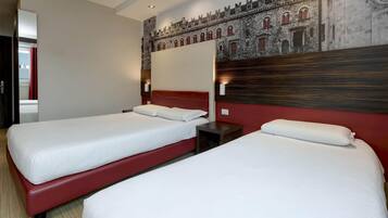 Ein Hotelzimmer mit zwei Betten, einem roten Kopfteil und einem Wandgemälde eines Schlosses.