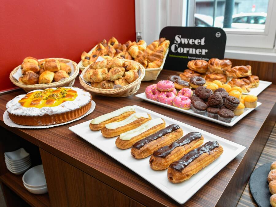 Diverse gebakjes en desserts, waaronder taarten, donuts en gebak.