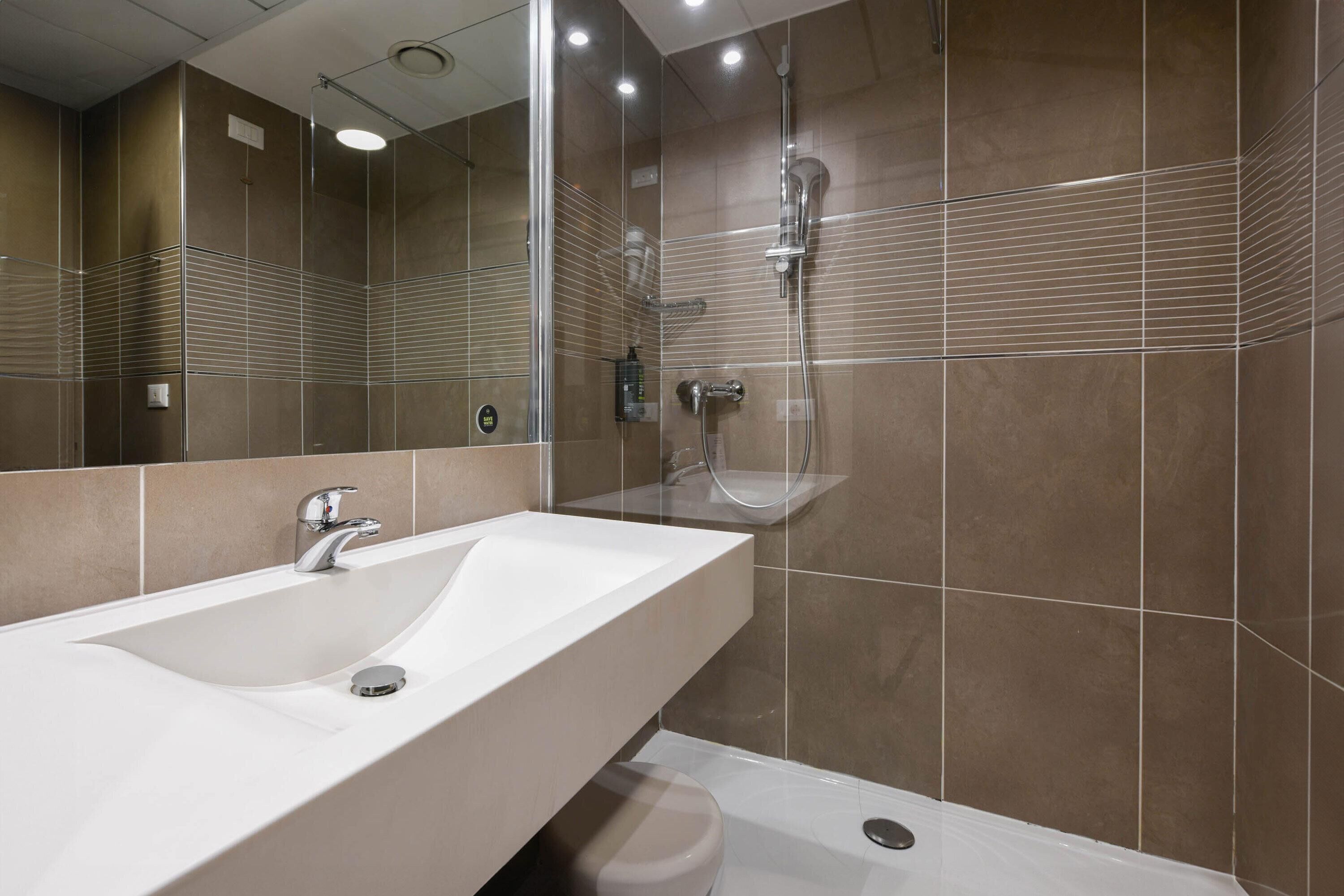 Dusche, kostenlose Toilettenartikel, Haartrockner, Bidet