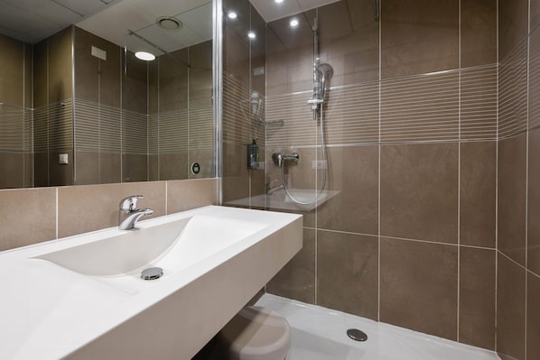 Regadera, amenidades de baño gratuitas, secadora de cabello, bidet 
