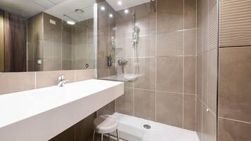 Doccia, set di cortesia gratuito, asciugacapelli, bidet