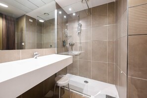 Douche, articles de toilette gratuits, sèche-cheveux, bidet