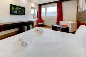 Down comforters, Select Comfort beds, in-room safe, desk - B&B Hotel Trento (Trento)