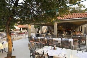 Outdoor dining - Hotel Borik (Lumbarda)