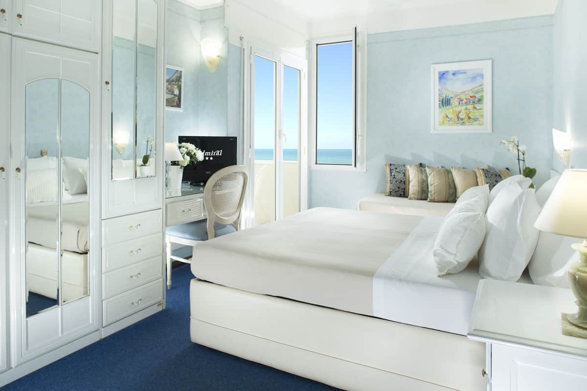 Chambre triple | Minibar, coffre-fort, bureau, systĂšme dâinsonorisation