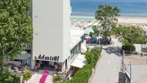 Privat strand i nærheten, strandtelt (inkludert) og solsenger