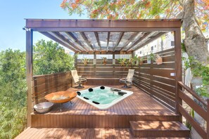 Outdoor spa tub - Nova Pousada dos Chás (Florianópolis)