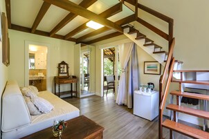 Suite Junior | Minibar, in-room safe, blackout drapes, free WiFi