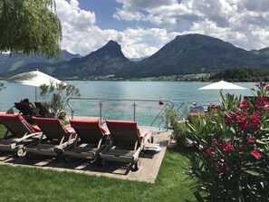 Private beach nearby, sun-loungers, beach umbrellas, beach towels - Hotel Furian (Sankt Wolfgang im Salzkammergut)