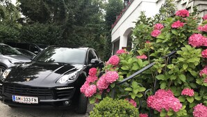 A black car parked in a driveway with a license plate reading "GM 333 FN". - Hotel Furian (Sankt Wolfgang im Salzkammergut)