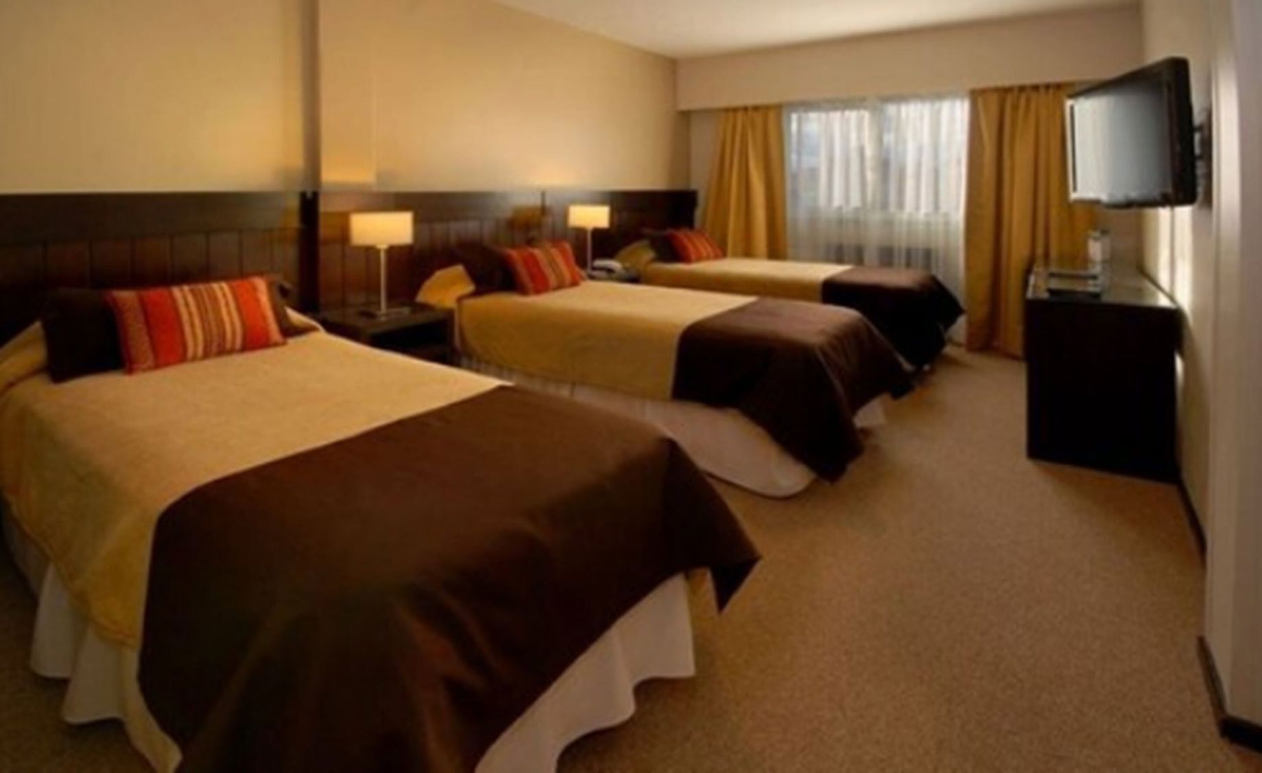 Literie hypoallergénique, minibar, coffres-forts dans les chambres