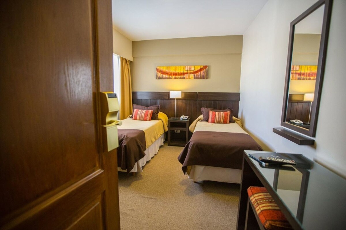 Ropa de cama hipoalergénica, minibar, caja fuerte y escritorio