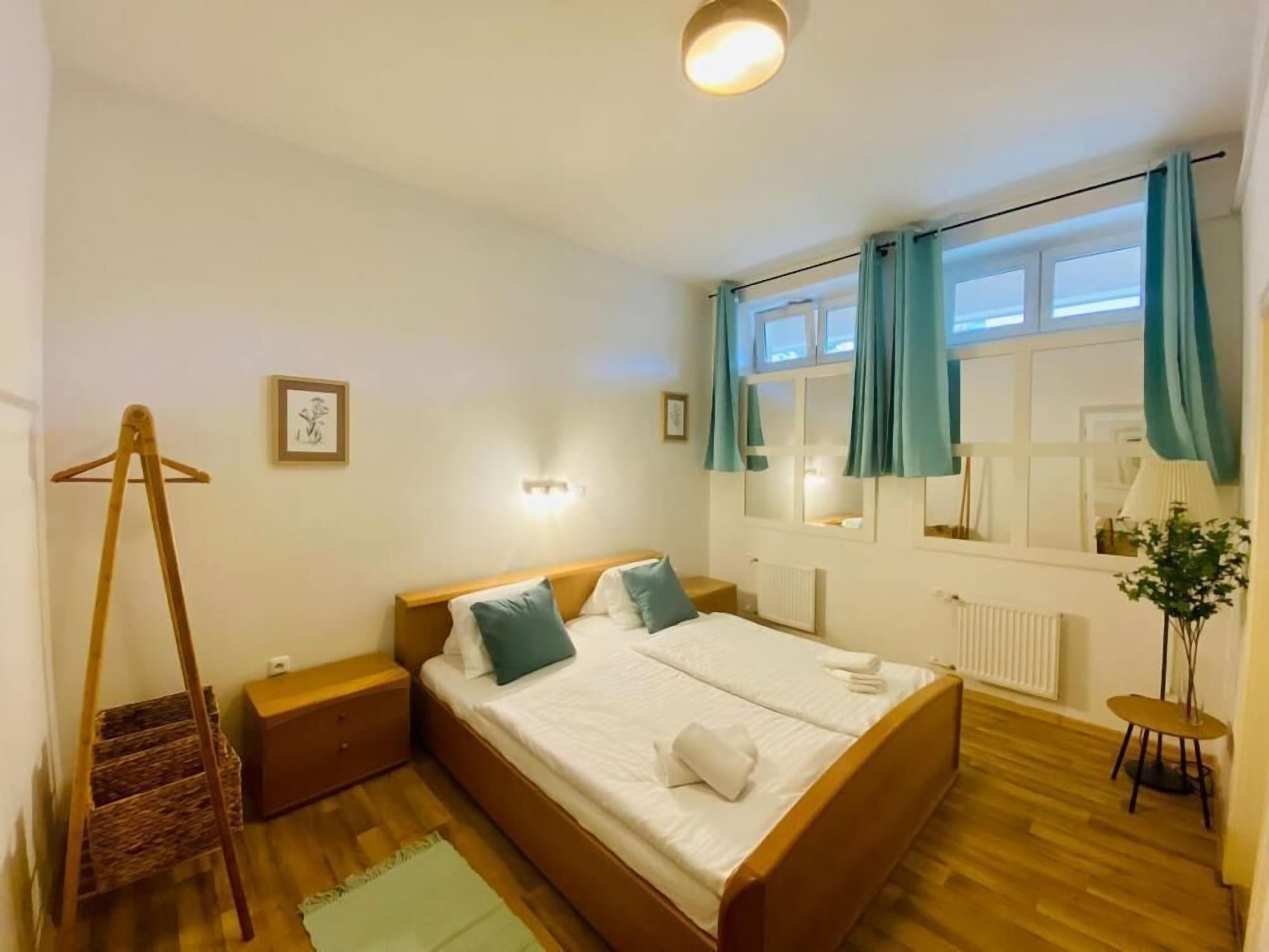 Economy tweepersoonskamer | Een minibar, een bureau, een laptopwerkplek, verduisterende gordijnen