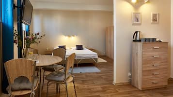 Quarto quádruplo família | Frigobar, escrivaninha, espaço de trabalho para notebook