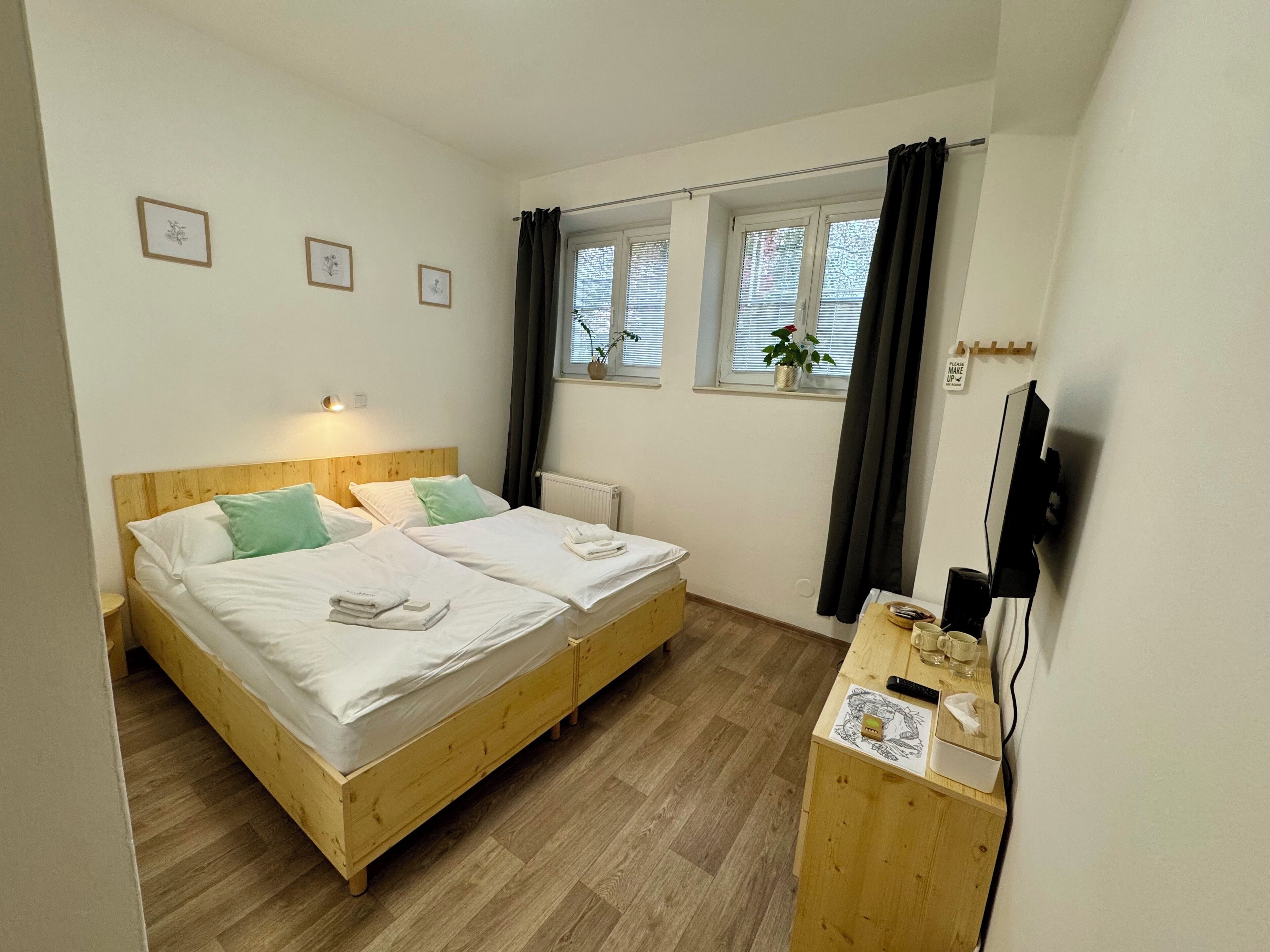 Eenvoudige kamer | Een minibar, een bureau, een laptopwerkplek, verduisterende gordijnen