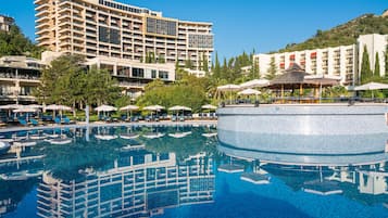 Indoor pool, 3 outdoor pools, pool umbrellas, pool loungers