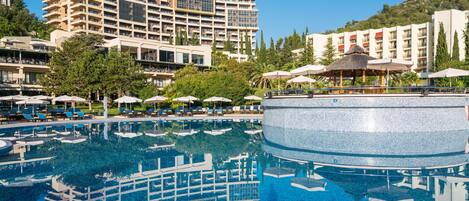 Piscine couverte, 3 piscines extérieures, parasols de plage