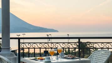 3 restaurants, breakfast, lunch, dinner served; local cuisine