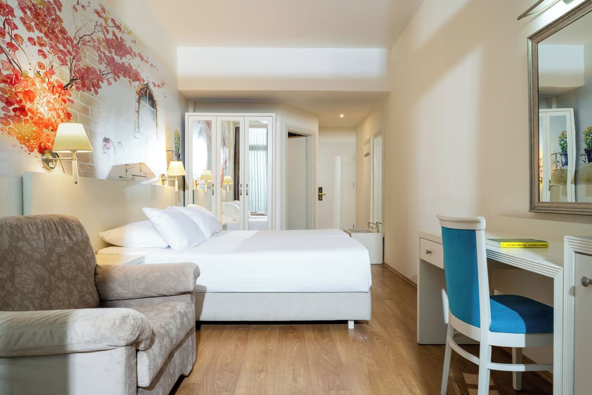 Dobbeltrom – basic | Safe på rommet, individuelt dekorert, individuelt innredet og sengetøy